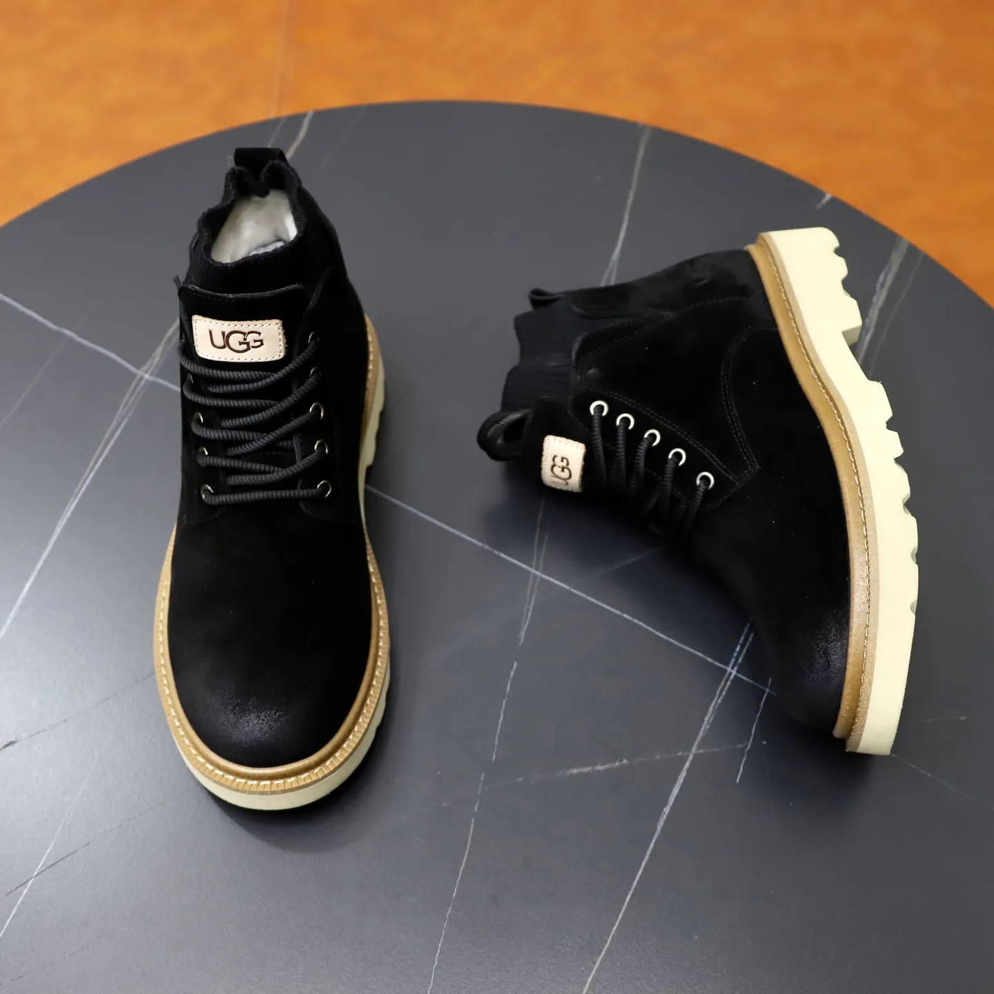 Ex-factory price: 640💰Thick wool imported from Australia Brand: UGG genuine purchase Size: 39-44 Grade: Official website 1:1 Material: First layer of genuine leather waterproof and antifreeze upper Real wool lining Original non-slip soft wear-resistant outsole Style category: Men's casual shoes Trendy style Comfortable on the feet Color: Official website color synchronization